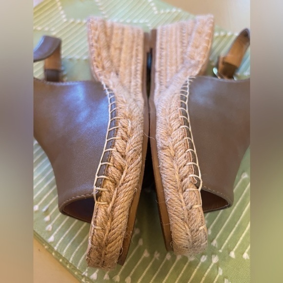 Journee Collection Crew Wedge Sandals for Women in EUC! Size 8.5 Color is Taupe - Picture 5 of 8